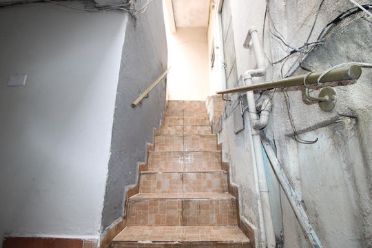Escada de acesso de casa para alugar com 2 quartos, 60m² em Vila Curuçá Velha, São Paulo