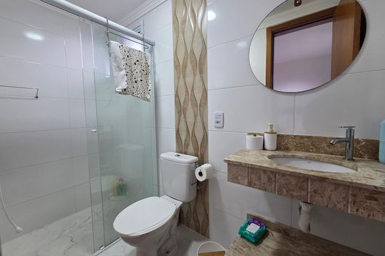 Banheiro da Suíte 1 de apartamento para alugar com 2 quartos, 78m² em Nova Mirim, Praia Grande