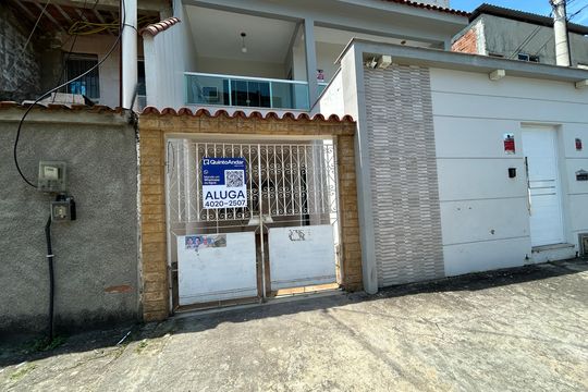 Fachada + placa de casa para alugar com 2 quartos, 150m² em Rocha Miranda, Rio de Janeiro
