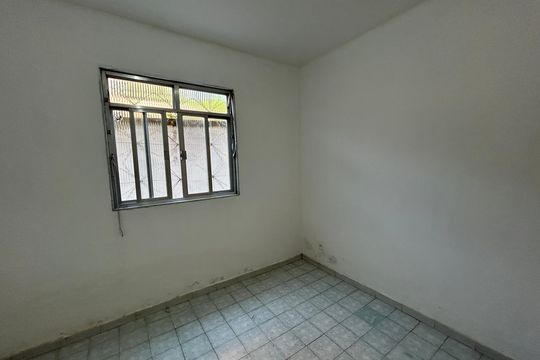 Quarto 1 de casa para alugar com 2 quartos, 150m² em Rocha Miranda, Rio de Janeiro