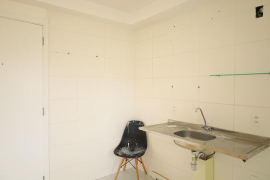 Cozinha de apartamento para alugar com 2 quartos, 42m² em Jardim Helian, São Paulo