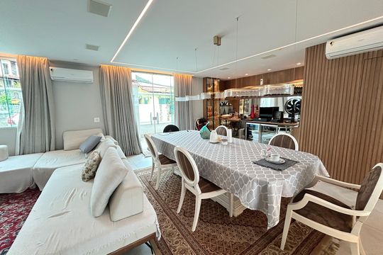 Casa à venda com 4 quartos, 450m² em Vila Valqueire, Rio de Janeiro