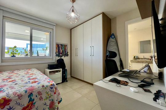 Quarto de apartamento à venda com 2 quartos, 84m² em Barra da Tijuca, Rio de Janeiro