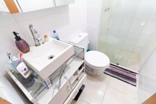 Banheiro de apartamento para alugar com 2 quartos, 48m² em Cosmos, Rio de Janeiro