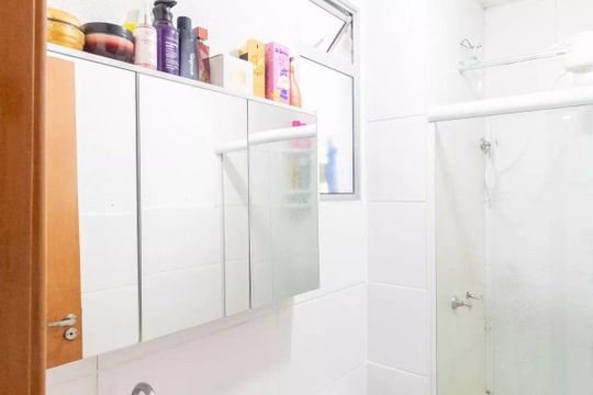 Banheiro de apartamento para alugar com 2 quartos, 48m² em Cosmos, Rio de Janeiro