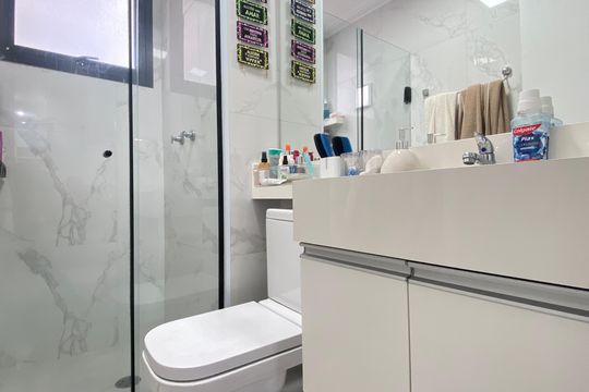 Banheiro de apartamento à venda com 2 quartos, 48m² em Centro, Osasco