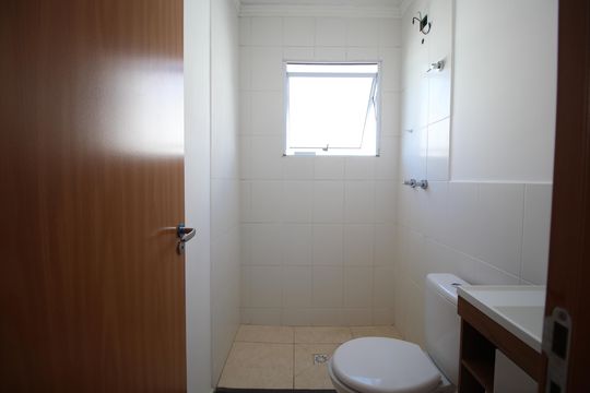 Banheiro de apartamento à venda com 2 quartos, 44m² em Jardim Dona Leopoldina, Porto Alegre