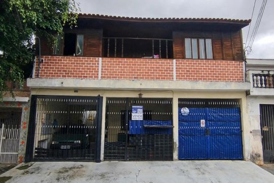 Fachada de casa à venda com 7 quartos, 250m² em Jardim Nice, São Paulo
