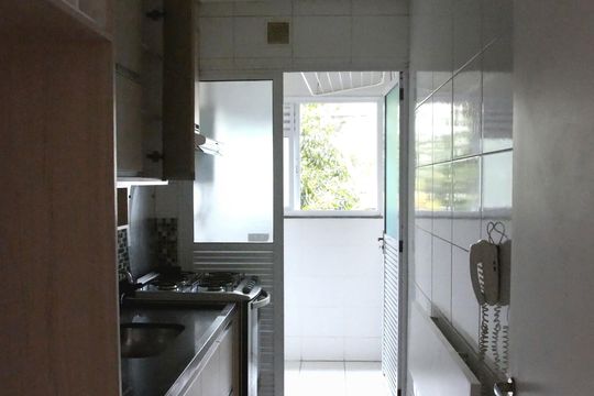 Cozinha de apartamento para alugar com 2 quartos, 45m² em Parque Guarapiranga, São Paulo