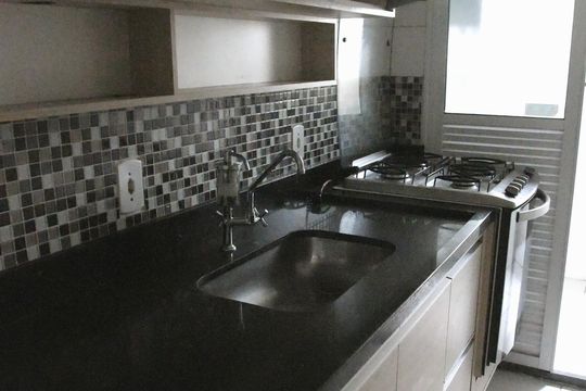 Cozinha de apartamento para alugar com 2 quartos, 45m² em Parque Guarapiranga, São Paulo