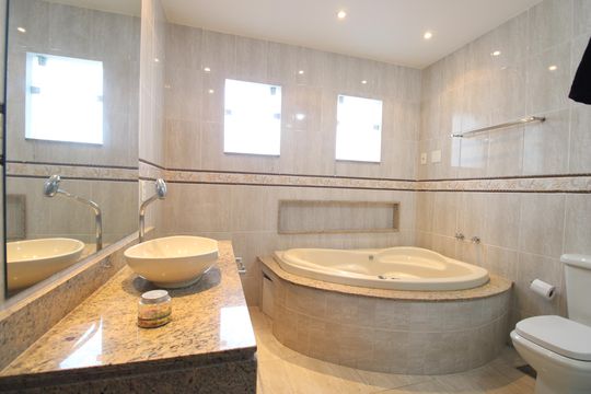 Banheiro da suíte de casa de condomínio para alugar com 4 quartos, 350m² em Jacarepaguá, Rio de Janeiro