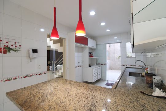 Cozinha de casa de condomínio para alugar com 4 quartos, 350m² em Jacarepaguá, Rio de Janeiro