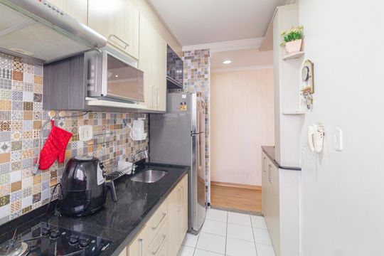 Cozinha e área de serviço de apartamento para alugar com 2 quartos, 50m² em Vila Merces, Carapicuíba