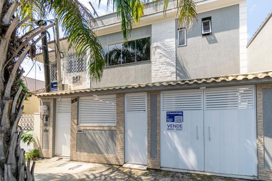 Fachada de casa à venda com 2 quartos, 122m² em Olaria, Rio de Janeiro