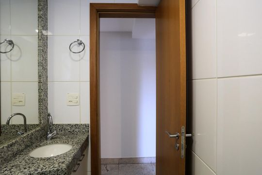 Banheiro de apartamento para alugar com 2 quartos, 64m² em Funcionários, Belo Horizonte