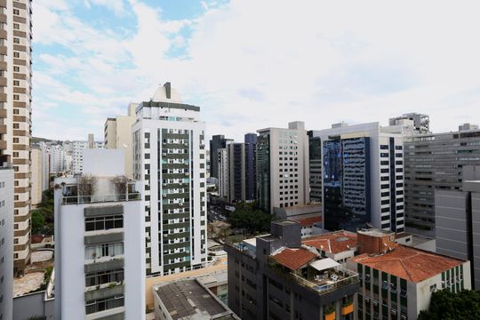 Vista da Suíte de apartamento para alugar com 2 quartos, 64m² em Funcionários, Belo Horizonte