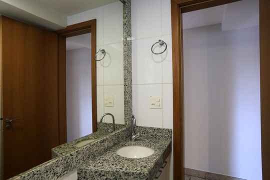 Banheiro de apartamento para alugar com 2 quartos, 64m² em Funcionários, Belo Horizonte