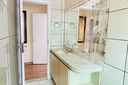 Banheiro de casa para alugar com 3 quartos, 380m² em Chácara Tres Pain, Embu das Artes