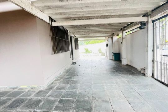 Garagem de casa para alugar com 3 quartos, 380m² em Chácara Tres Pain, Embu das Artes
