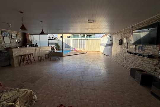 Garagem de casa à venda com 3 quartos, 250m² em Ceilândia, Brasília