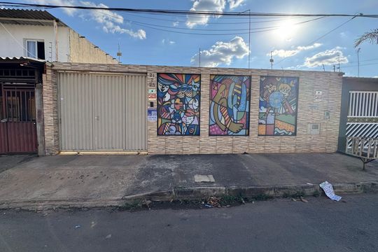 Fachada de casa à venda com 3 quartos, 250m² em Ceilândia, Brasília