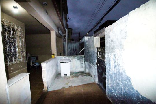 Quintal - frente de casa à venda com 3 quartos, 200m² em Olaria, Rio de Janeiro