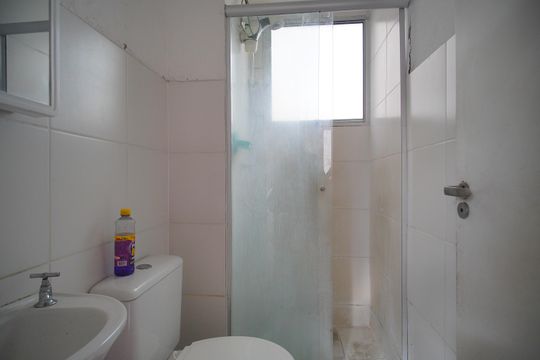 Banheiro de apartamento para alugar com 2 quartos, 48m² em Santos Dumont, São Leopoldo