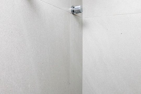 Banheiro de kitnet/studio para alugar com 1 quarto, 25m² em Farroupilha, Porto Alegre