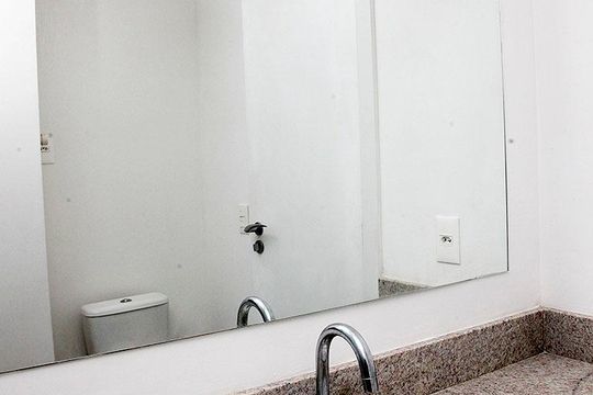 Banheiro de kitnet/studio para alugar com 1 quarto, 25m² em Farroupilha, Porto Alegre