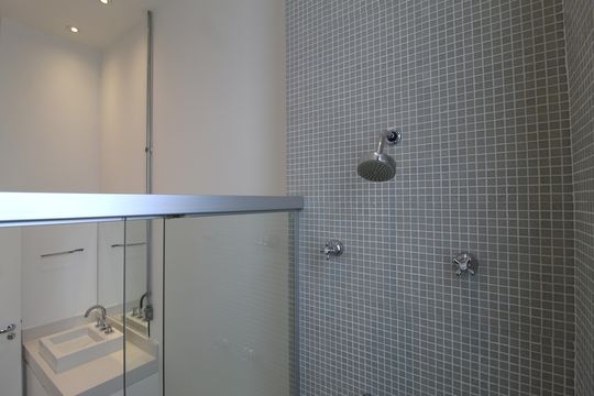 Banheiro da Suíte 1 de apartamento à venda com 2 quartos, 126m² em Itaim Bibi, São Paulo