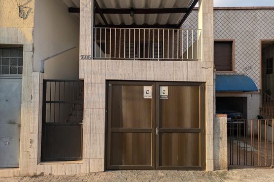 Fachada de casa à venda com 4 quartos, 150m² em Vila Paiva, São Paulo