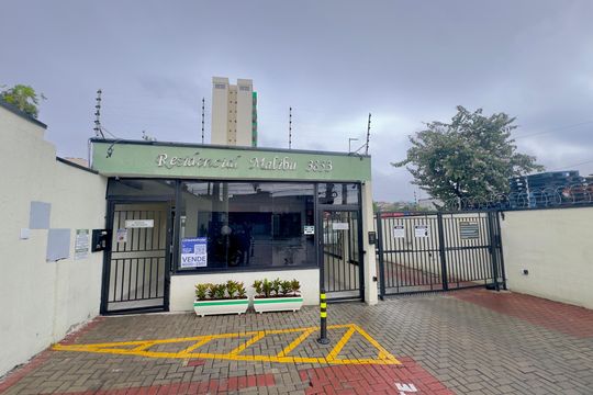 Placa instalada na fachada do imóvel  de apartamento à venda com 2 quartos, 50m² em Jardim Sao Geraldo, Guarulhos