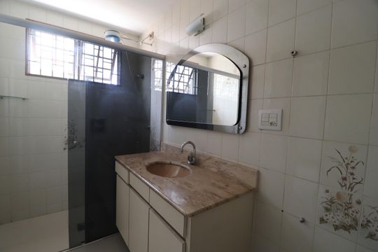 Banheiro do Quarto 2 de casa para alugar com 4 quartos, 320m² em Saraiva, Uberlândia