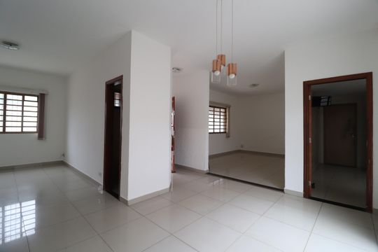 Casa para alugar com 4 quartos, 320m² em Saraiva, Uberlândia