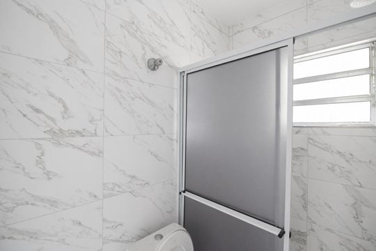 Banheiro de casa para alugar com 2 quartos, 80m² em Jardim Santa Lucrecia, São Paulo