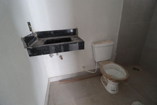 Banheiro da suíte de apartamento para alugar com 3 quartos, 77m² em Novo Mundo, Uberlândia
