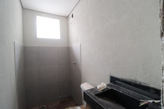 Banheiro social de apartamento para alugar com 3 quartos, 77m² em Novo Mundo, Uberlândia