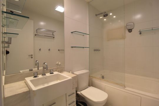 Banheiro de apartamento para alugar com 1 quarto, 47m² em Moema, São Paulo