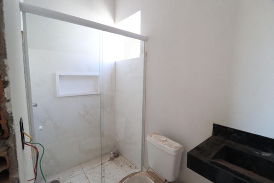 Banheiro da suíte  de apartamento para alugar com 3 quartos, 82m² em Novo Mundo, Uberlândia