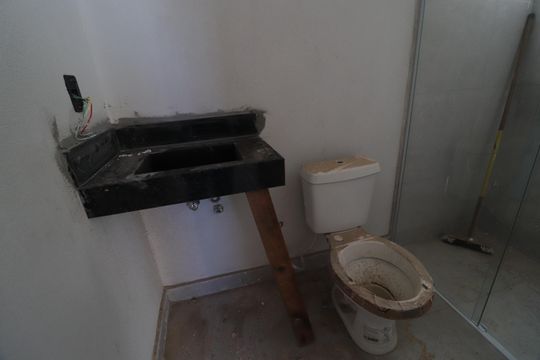 Banheiro da suíte de apartamento para alugar com 3 quartos, 82m² em Novo Mundo, Uberlândia