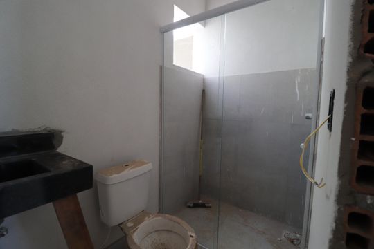 Banheiro da suíte de apartamento para alugar com 3 quartos, 82m² em Novo Mundo, Uberlândia