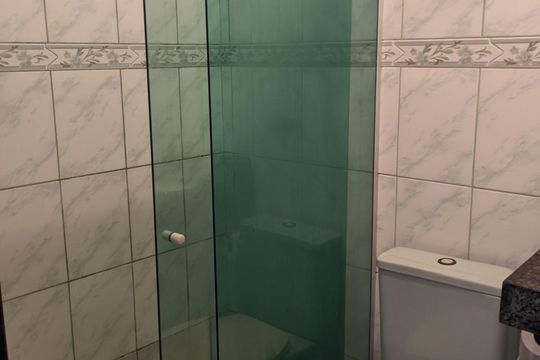 Banheiro de kitnet/studio para alugar com 1 quarto, 30m² em Cidade Nova, Salvador