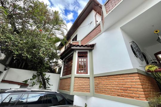Fachada de casa à venda com 4 quartos, 143m² em Vila Alexandria, São Paulo