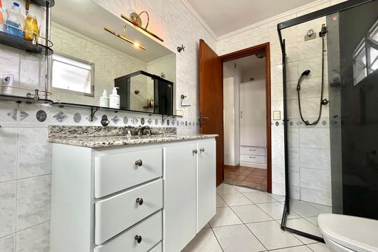 Banheiro da Suíte de casa à venda com 4 quartos, 143m² em Vila Alexandria, São Paulo