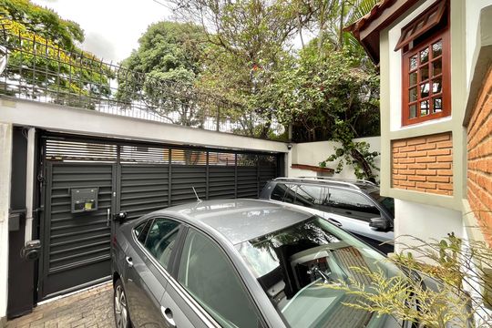 Garagem de casa à venda com 4 quartos, 143m² em Vila Alexandria, São Paulo