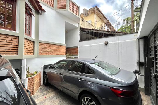 Garagem de casa à venda com 4 quartos, 143m² em Vila Alexandria, São Paulo