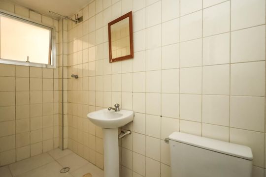 Banheiro de kitnet/studio para alugar com 1 quarto, 25m² em Sé, São Paulo
