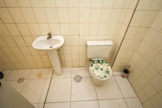Banheiro de kitnet/studio para alugar com 1 quarto, 25m² em Sé, São Paulo