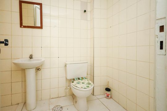 Banheiro de kitnet/studio para alugar com 1 quarto, 25m² em Sé, São Paulo