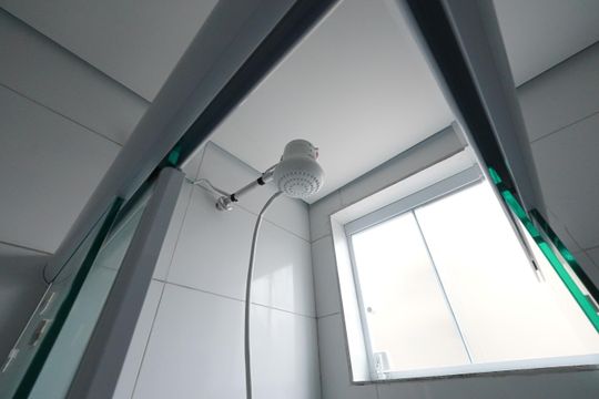 Banheiro social de kitnet/studio para alugar com 1 quarto, 30m² em Cambuci, São Paulo